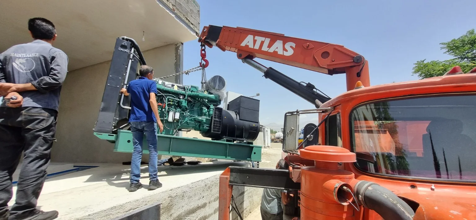 بلندکردن و انتقال دیزل ژنراتور ولوو استمفورد با جرثقیل