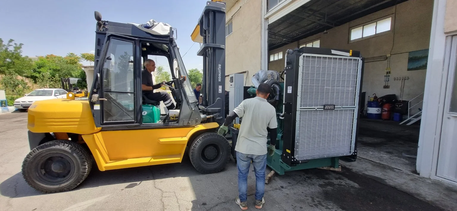 انتقال دیزل ژنراتور ولوو با لیفتراک به محل نصب